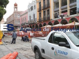 Trabajadores de Soapap reparan adoquín del Centro Histórico - ES imagen agencia de fotografía