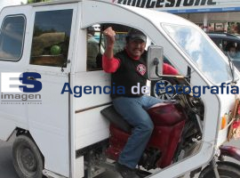 Chóferes de mototaxis realizan misa en La Villita en favor de sus demandas - ES imagen agencia de fotografía