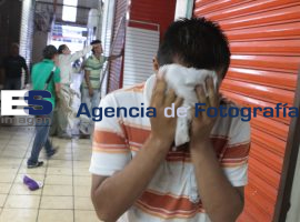 Destrozos y gas lacrimógeno en enfrentamiento en La Fayuca - ES imagen agencia de fotografía