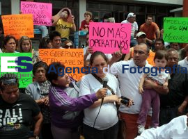 Comerciantes de La Fayucan acusan de robo a la Policía Estatal - ES imagen agencia de fotografía