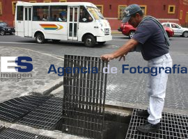 Se levanta alcantarillado en la zona de San Francisco - ES imagen agencia de fotografía