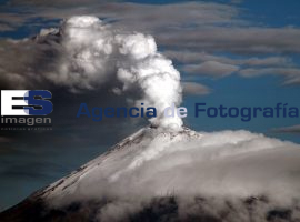 Amanece nevado y con fumarola el Popo - ES imagen agencia de fotografía