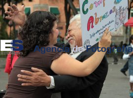 Campaña de Abrazos en Contra de la Violencia - ES imagen agencia de fotografía