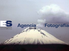 El Popocatépetl amaneció nevado y con fumarola - ES imagen agencia de fotografía
