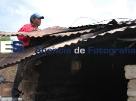 Entrega Ayuntamiento Láminas a Casas Afectadas de la Resurrección - ES imagen agencia de fotografía