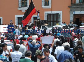 Maestros del SUTCOBP se manifiestan en Casa Aguayo - ES imagen agencia de fotografía