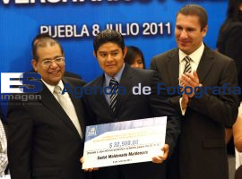 Entrega de estimulos para intercambio internacional - ES imagen agencia de fotografía