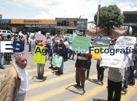 Vecinos de San Baltazar Campeche bloquean bulevar, exigen renuncia del presidente - ES imagen agencia de fotografía