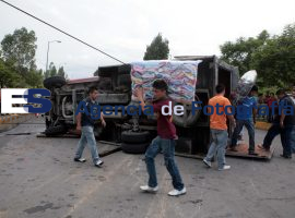 Camioneta de carga se voltea en Periférico - ES imagen agencia de fotografía