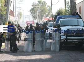 Policías resguardan planteles del Cobaep - ES imagen agencia de fotografía