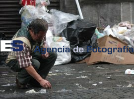 Montones de basura en el centro histórico - ES imagen agencia de fotografía