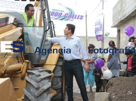 Inaugura Eduardo Rivera, pavimentación de Calle en Bosques de Manzanilla - ES imagen agencia de fotografía