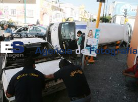 Se vuelca camioneta de transporte público en accidente vial - ES imagen agencia de fotografía