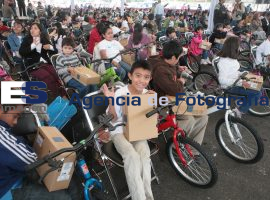 Entrega Moreno Valle computadoras y bicicletas a niños de Esperanza Azteca - ES imagen agencia de fotografía