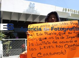 Manifestantes en la Procuraduría General de Justicia - ES imagen agencia de fotografía