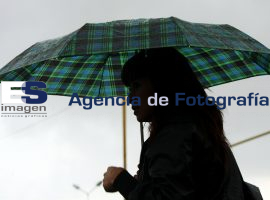 Cae lluvia sobre el centro de la ciudad - ES imagen agencia de fotografía