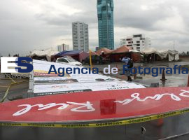 Cae espectacular sobre coche en Plaza Real - ES imagen agencia de fotografía