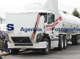 Encuentran bodega clandestina con combustóleo - ES imagen agencia de fotografía