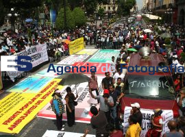 Se manifiestan ambulantes en las afueras del ayuntamiento - ES imagen agencia de fotografía