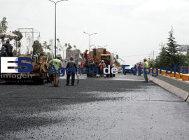 Trabajadores colocan capa extra de asfalto al pueblte de la recta a Cholula - ES imagen agencia de fotografía