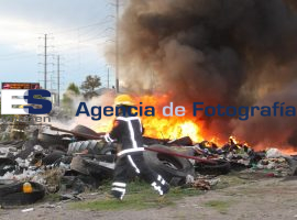 Bomberos de Texmelucan sofocan incendio de llantas - ES imagen agencia de fotografía