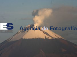 Amanece volcán con pequeña fumarola - ES imagen agencia de fotografía