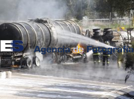 Se voltea pipa con combustoleo - ES imagen agencia de fotografía