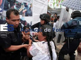 Policias Municipales intentan detener comerciantes de Analco - ES imagen agencia de fotografía