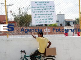 Vecinos de la colonia 20 de Noviembreen contra del Viaducto - ES imagen agencia de fotografía