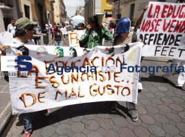 Una decena de rechazados de la BUAP se manifiestó en el Congreso del Estado - ES imagen agencia de fotografía