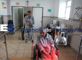 Bendice Eugenio Lira Unidad Básica de Rehabilitación de Cáritas de Puebla. - ES imagen agencia de fotografía