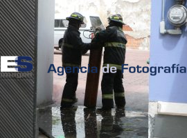 Se incendia local de tanques de oxigeno - ES imagen agencia de fotografía