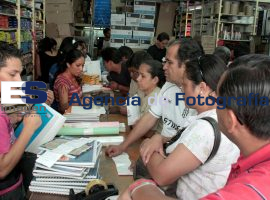 Compras de Útiles Escolares - ES imagen agencia de fotografía