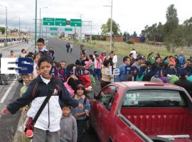 Vecinos de Los Héroes Puebla cierran Periférico, piden clave para sus escuelas - ES imagen agencia de fotografía