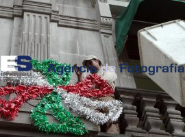 Instala ayuntamiento adornos del mes patrio - ES imagen agencia de fotografía