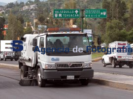 Camiones barredoras recorren la ciudad - ES imagen agencia de fotografía