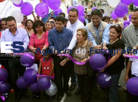 Eduardo Rivera entrega calle en colonia 3 Cruces - ES imagen agencia de fotografía