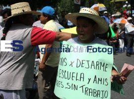 Comerciantes ambulantes se manifiestan en el zócalo - ES imagen agencia de fotografía