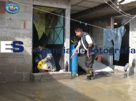 Continuan sacando el agua de sus casas vecinos de La Joya - ES imagen agencia de fotografía