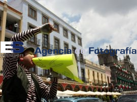 Marchan payasos exigiendo su derecho a trabajar - ES imagen agencia de fotografía