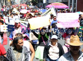 Manifestación de Comerciantes, Antorchistas y Payasos - ES imagen agencia de fotografía