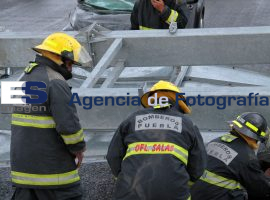 Cae anuncio de vialidad y lesiona a tres personas en periférico - ES imagen agencia de fotografía