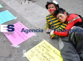 Payasos continúan laborando en el zócalo de la ciudad - ES imagen agencia de fotografía