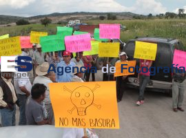 Pobladores de Santo Tomas Chiautla bloquean acceso al relleno sanitario - ES imagen agencia de fotografía