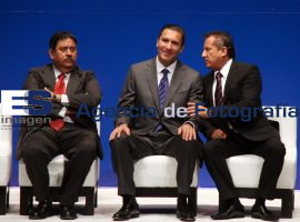 Entrega de Compuadoras Portátiles a Universitarios Destacados - ES imagen agencia de fotografía