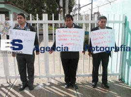 Maestros del Cobach se encadenan en contra de despidos - ES imagen agencia de fotografía