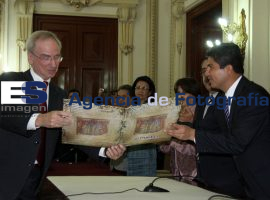 Visitante Distinguido al politólogo Dieter Nohlen - ES imagen agencia de fotografía