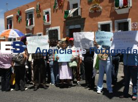 Defraudados se manifiestan en las afueras de Casa Aguayo - ES imagen agencia de fotografía