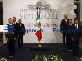 Montan guardia de honor funcionarios estatales y municipales - ES imagen agencia de fotografía