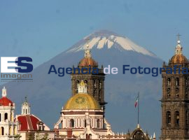 Vista del Popocatépetl y la Catedral de Puebla - ES imagen agencia de fotografía